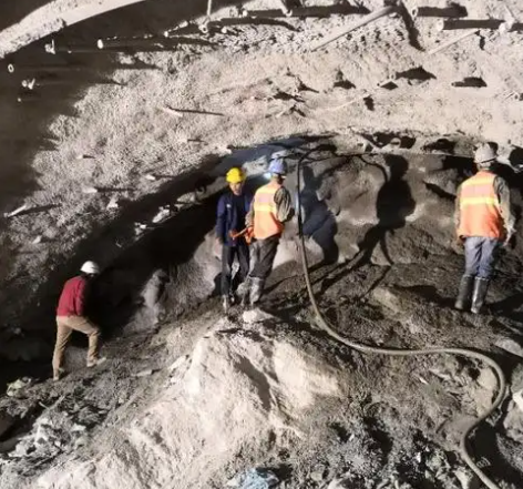 六枝特拱顶带模注浆料的施工流程及注意事项